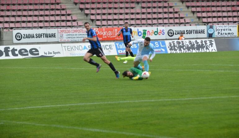 Primo marcó el gol de la victoria del Compostela y le anularon otro por fuera de juego