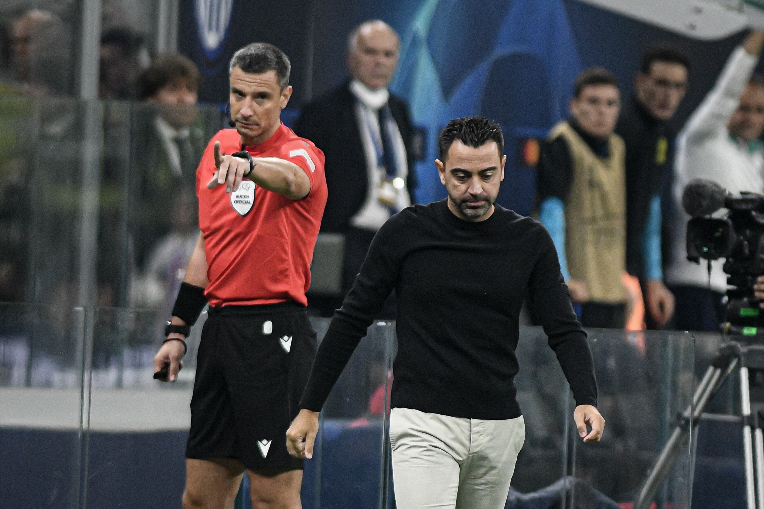 Xavi Hernández le reclama al colegiado la mano de Dumfries.