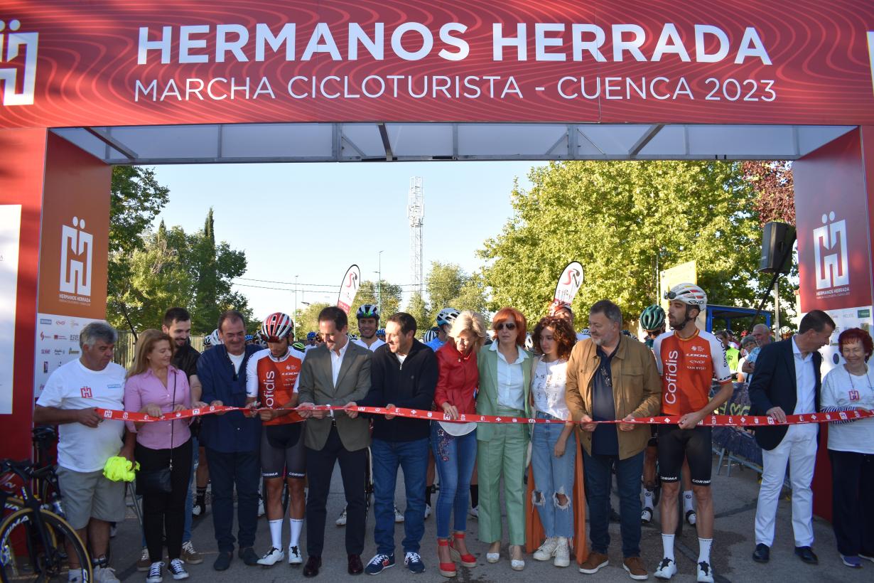 Imagen de la salida de la I Marcha Cicloturista 'Hermanos Herrada' en Cuenca