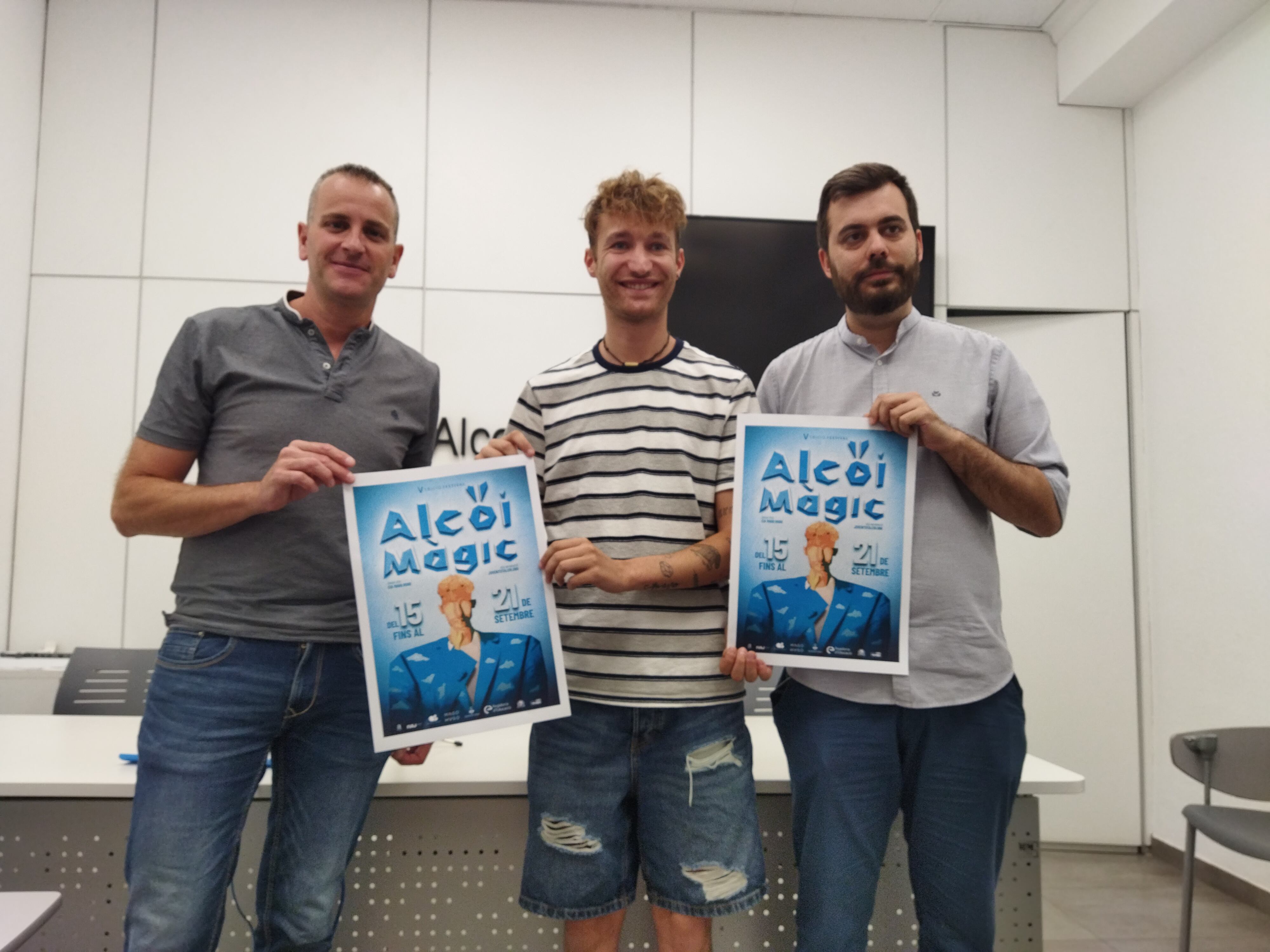 Alberto Belda, edil de Educación; el Mago Hugo y Carles Sansalvador, edil de Juventud, en la presentación de Alcoi Màgic.