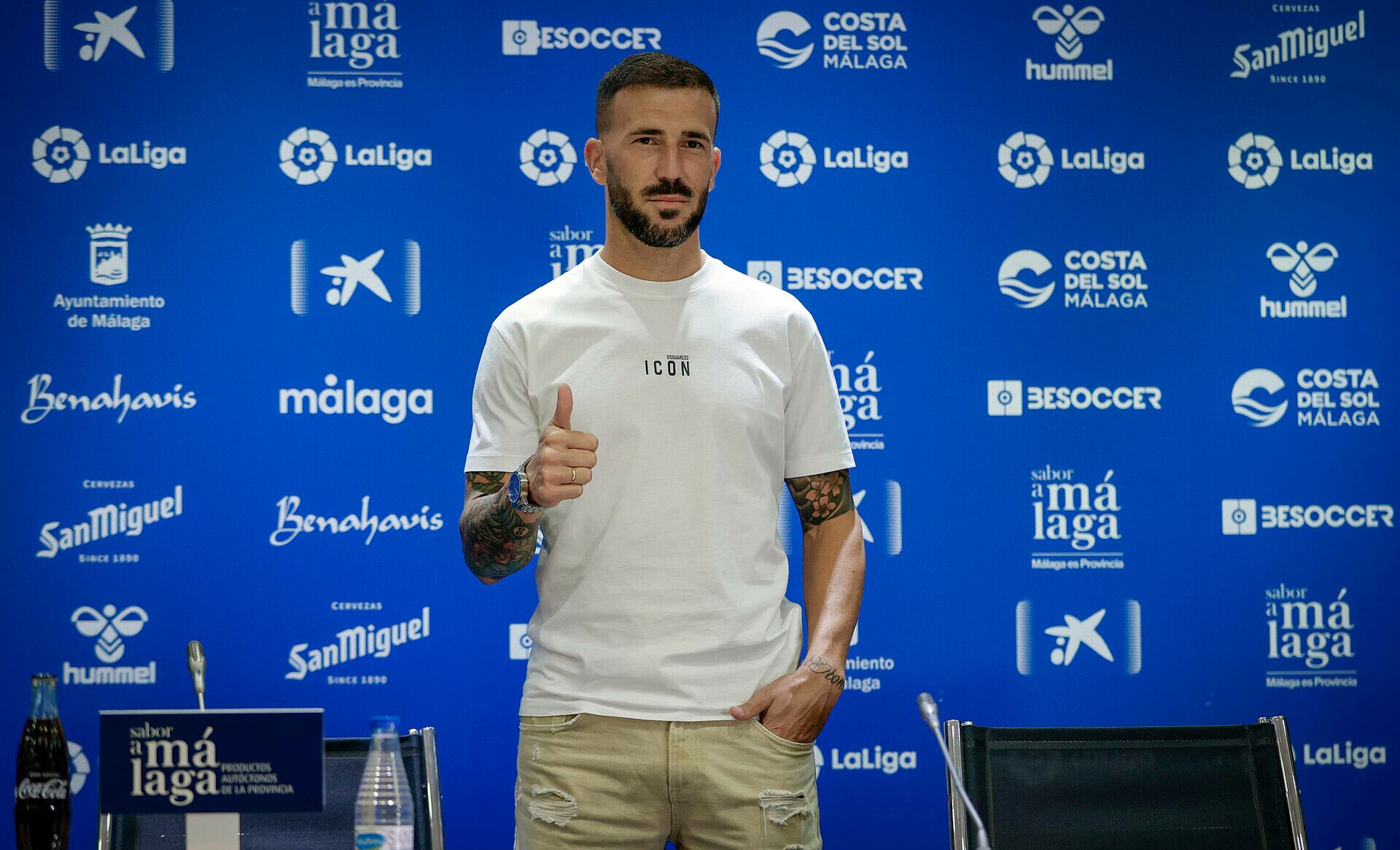 Dioni levanta el pulgar en su presentación como jugador del Málaga