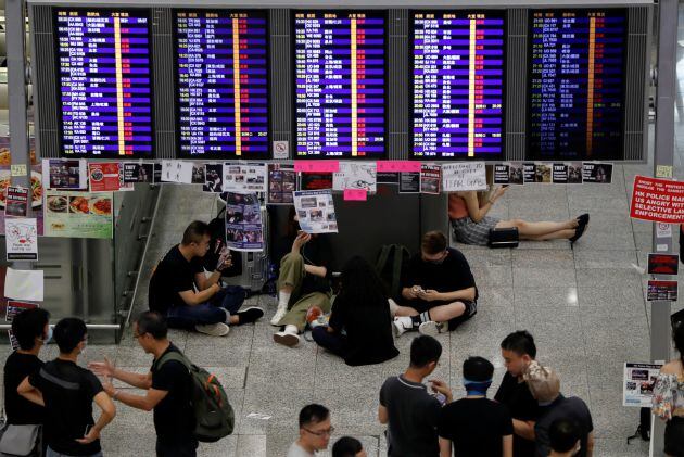 Viajeros esperando en el aeropuerto de Honk Kong