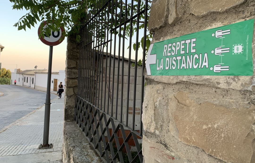 Señalética en la ronda Sur de Úbeda que indica a los peatones en qué dirección caminar