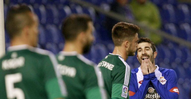 El centrocampista del Deportivo, Cani, se lamenta de una ocasión fallada durante el encuentro correspondiente a la jornada 24 de primera división, frente al Betis.