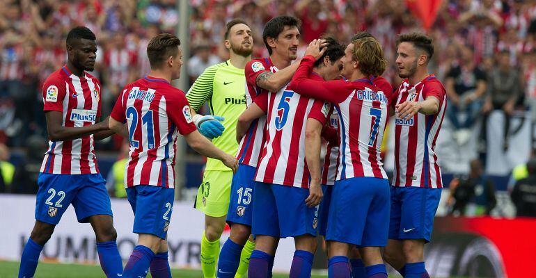 Los jugadores del Atlético de Madrid celebran un gol en el Calderón