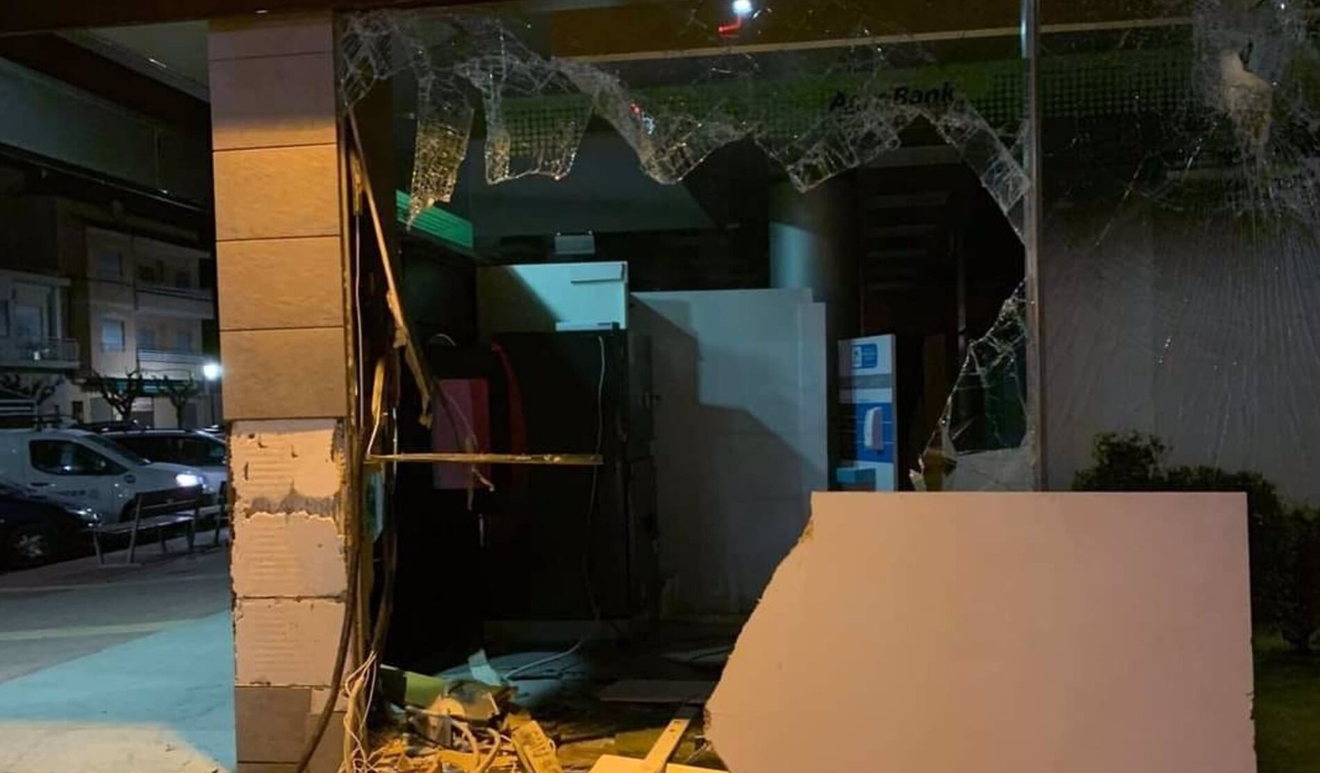 Roban el cajero de una sucursal en Librilla (Murcia) con un camión pluma sustraído en Crevillente (Alicante)