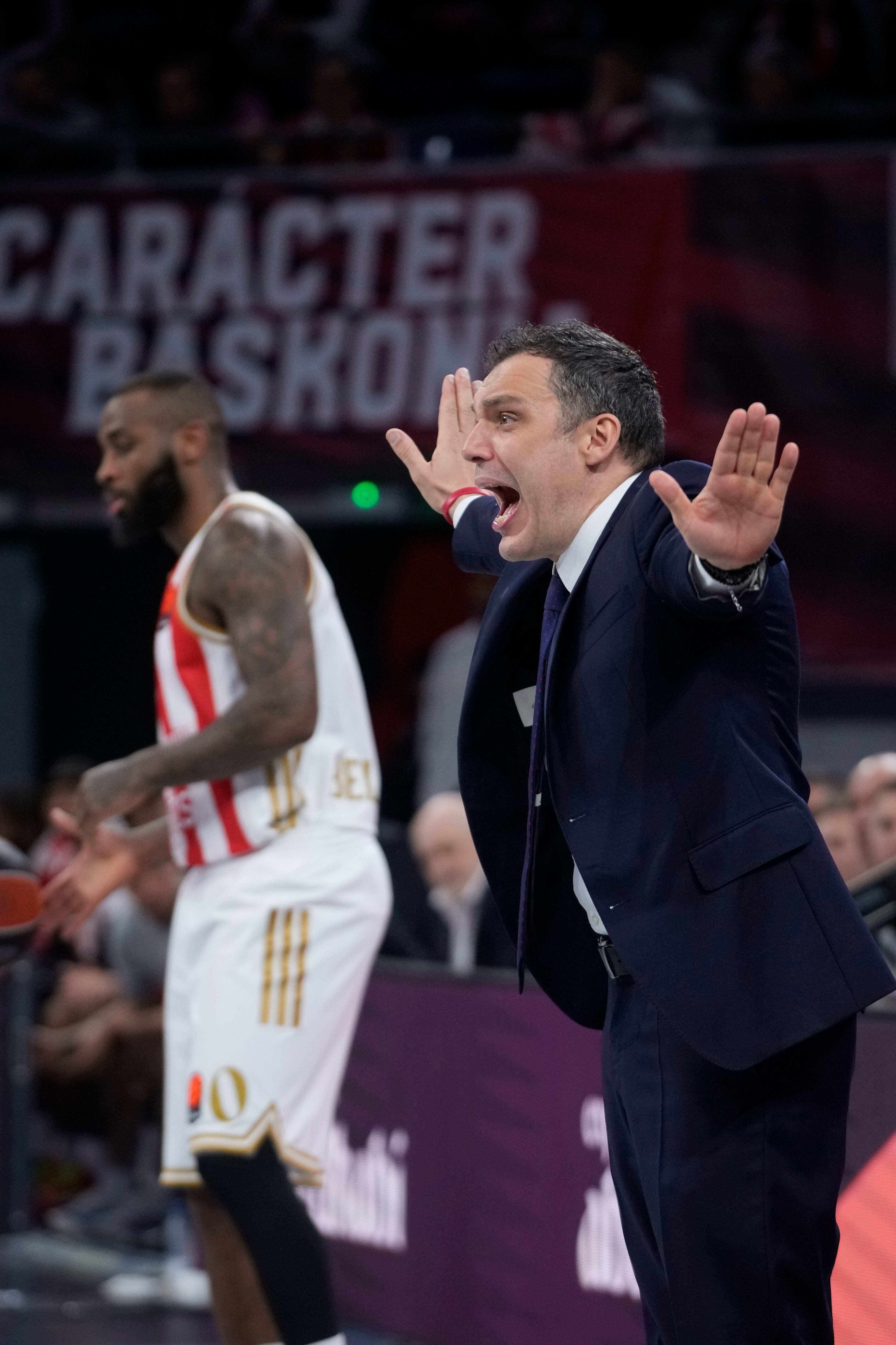 VITORIA, 25/03/2026.- El entrenador del Baskonia, el italiano Paolo Galbiati, durante el partido de la EuroLiga de baloncesto que Baskonia y Estrella Roja disputan este miércoles en el Fernando Buesa Arena, en Vitoria. EFE/Adrián Ruiz