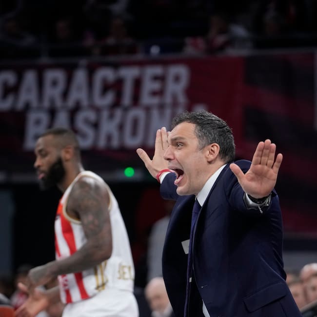 VITORIA, 25/03/2026.- El entrenador del Baskonia, el italiano Paolo Galbiati, durante el partido de la EuroLiga de baloncesto que Baskonia y Estrella Roja disputan este miércoles en el Fernando Buesa Arena, en Vitoria. EFE/Adrián Ruiz