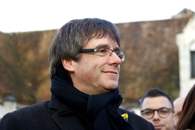 Carles Puigdemont, amb el llaç en solidaritat als presos polítics, en una imatge el 25 de novembre a Bèlgica (horitzontal)