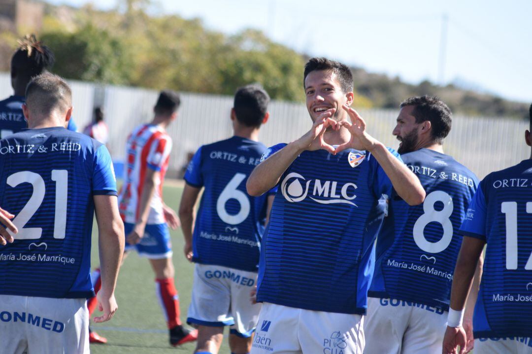 Joan Grasa celebra su gol en el partido disputado ante el CP Almería