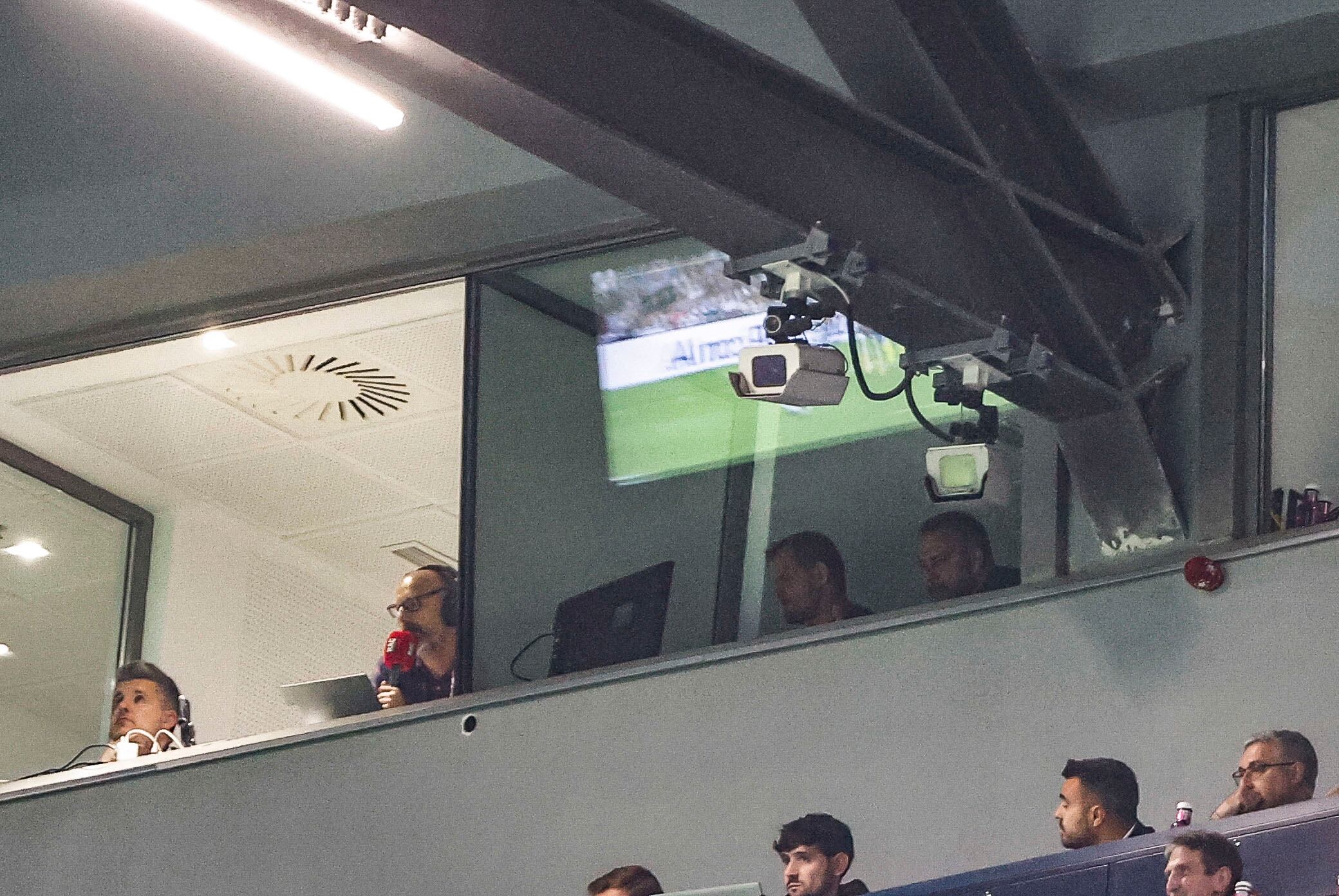 El entrenador del Barcelona Hansi Flick ve el Clásico desde un palco