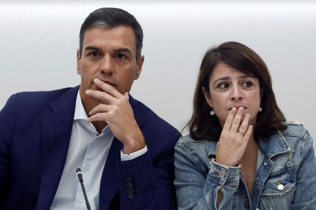 El secretario general del PSOE y presidente del Gobierno en funciones, Pedro Sánchez (i), y la vicesecretaria general, Adriana Lastra, durante la reunión de la Ejecutiva Federal del partido de este lunes