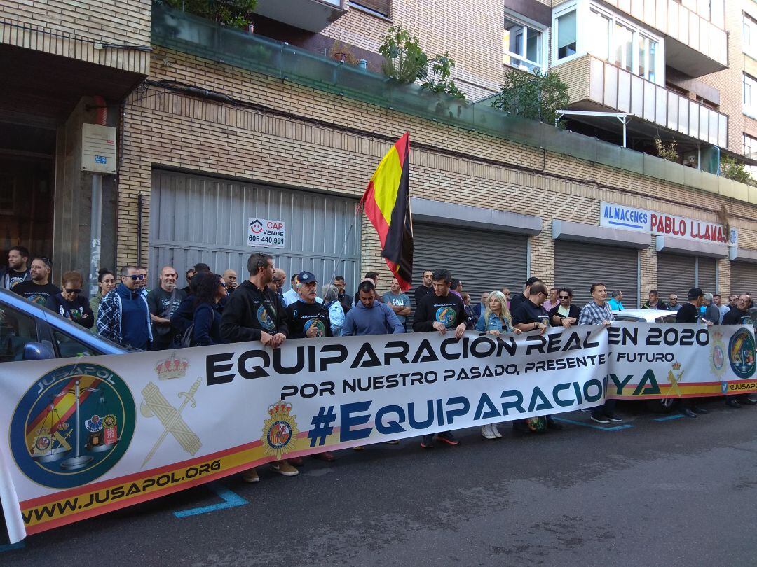 Miembros de Jusapol ante la sede del PSOE