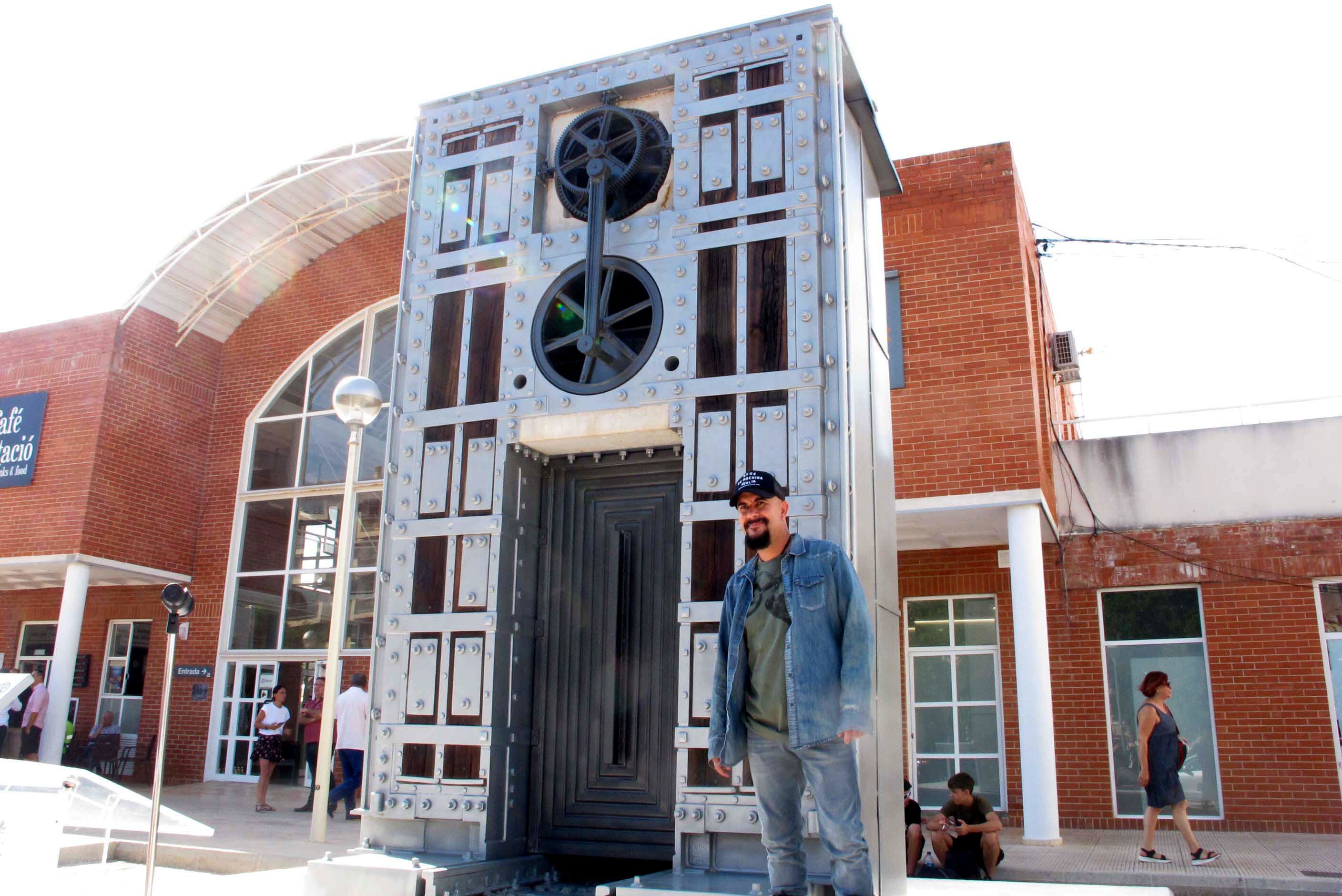 El artista Viktor Ferrando con su escultura &#039;Hemeroskopeion&#039;.