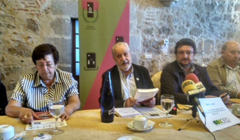 El Presidente de Pedro de Trejo (centro) junto al Presidente del Cirulo Empresarial Placentino