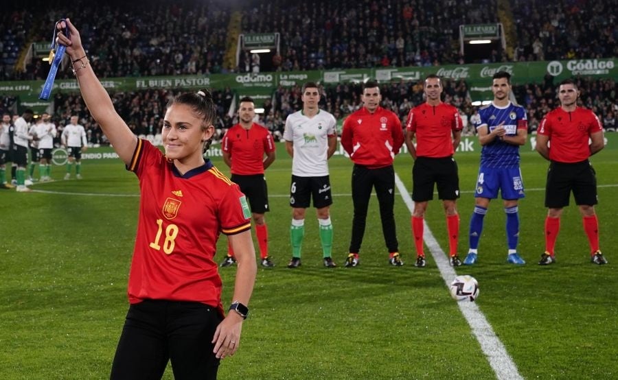 Naara Miranda recibe la ovación de Los Campos de Sport de El Sardinero