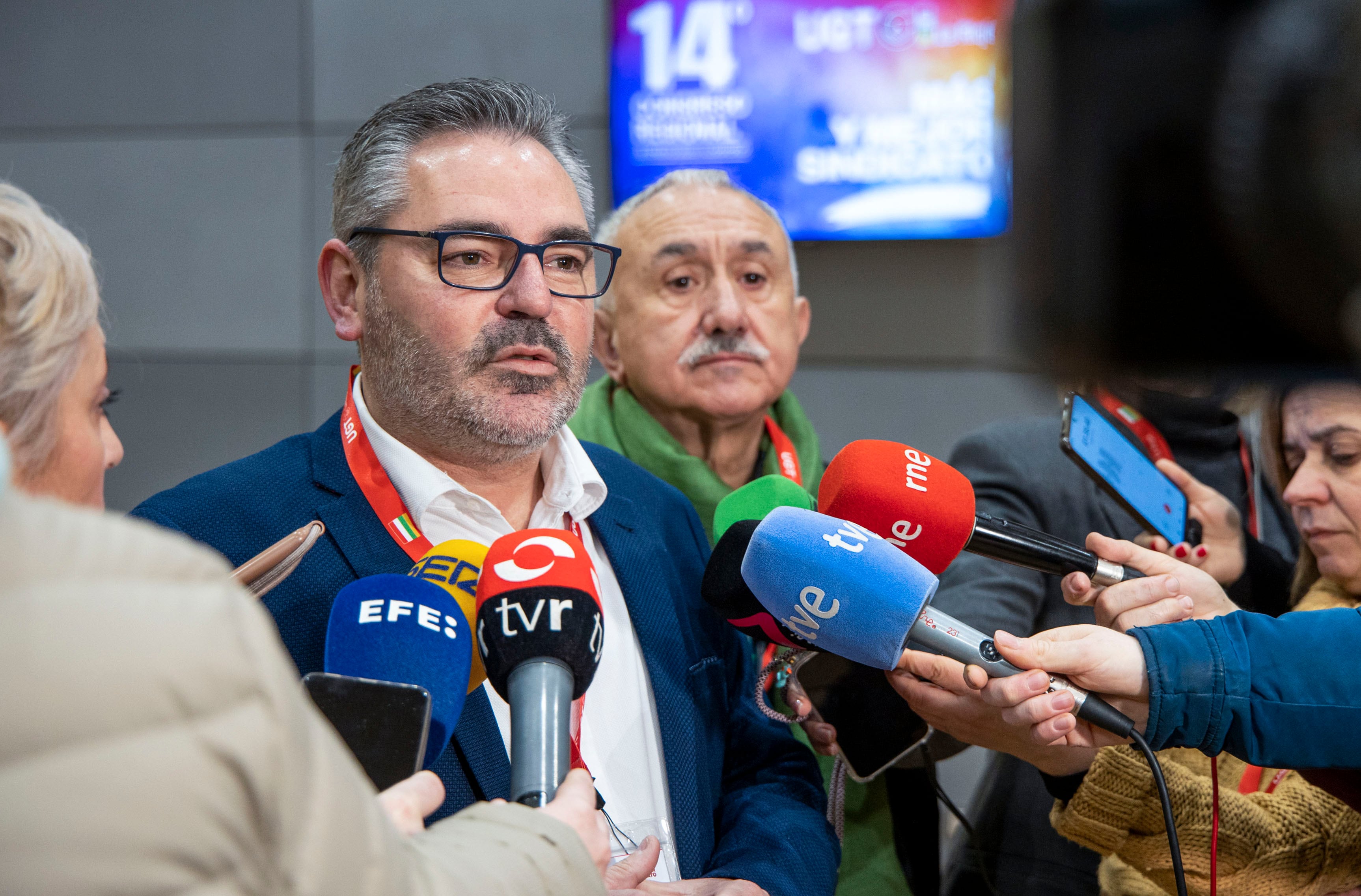 LOGROÑO 31/01/2025.- El actual secretario general UGT La Rioja, Jesús Izquierdo y el líder nacional del sindicato, Pepe Álvarez (fondo), atienden a la prensa antes del inicio del 14 Congreso de UGT La Rioja, en el que se nombra a su nueva Ejecutiva, este viernes en Logroño. EFE/ Raquel Manzanares
