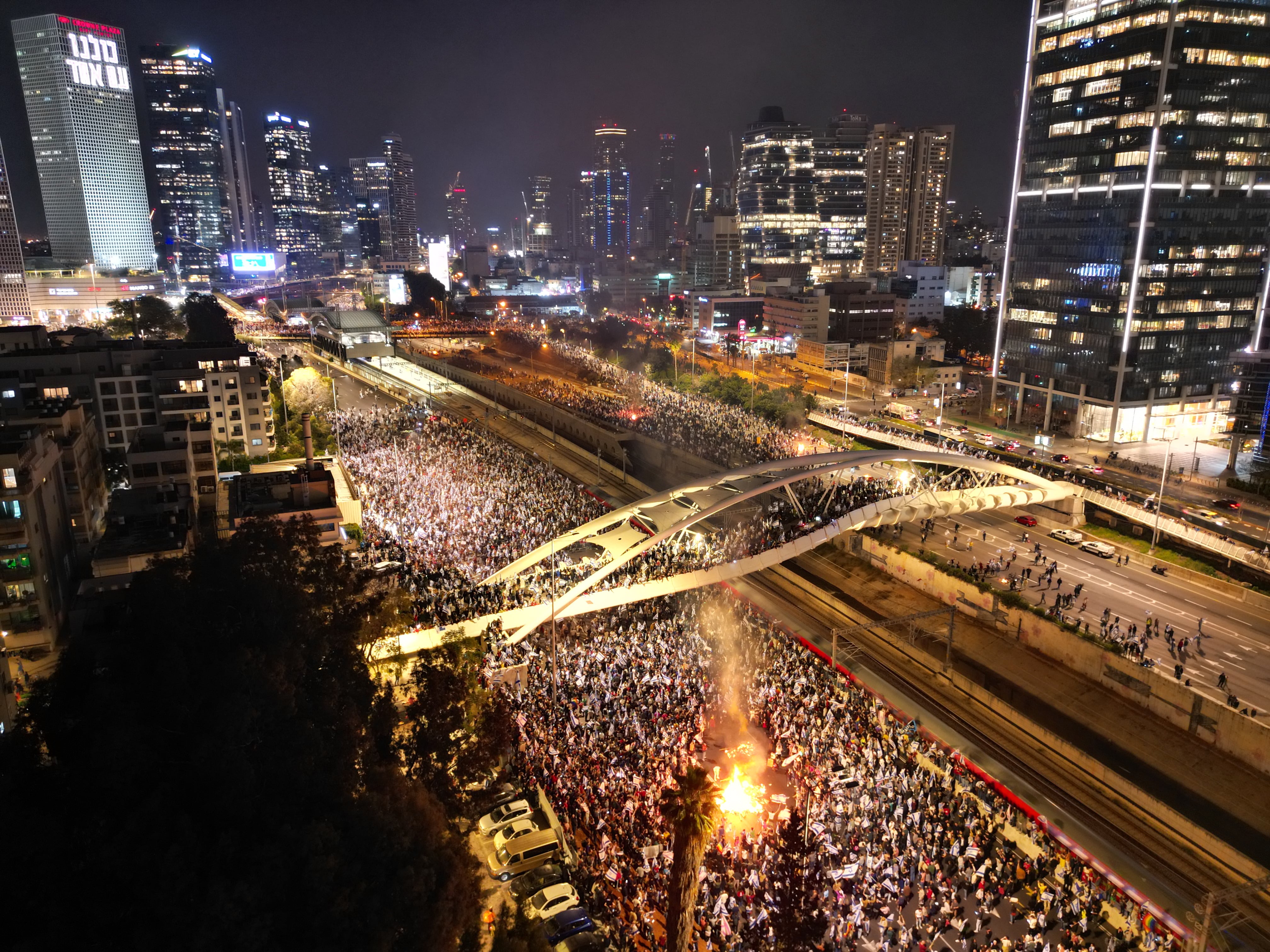 Miles de manifestantes bloquean la carretera principal de Ayalon durante una protesta masiva contra los planes de reforma del sistema de justicia del gobierno en Tel Aviv, Israel