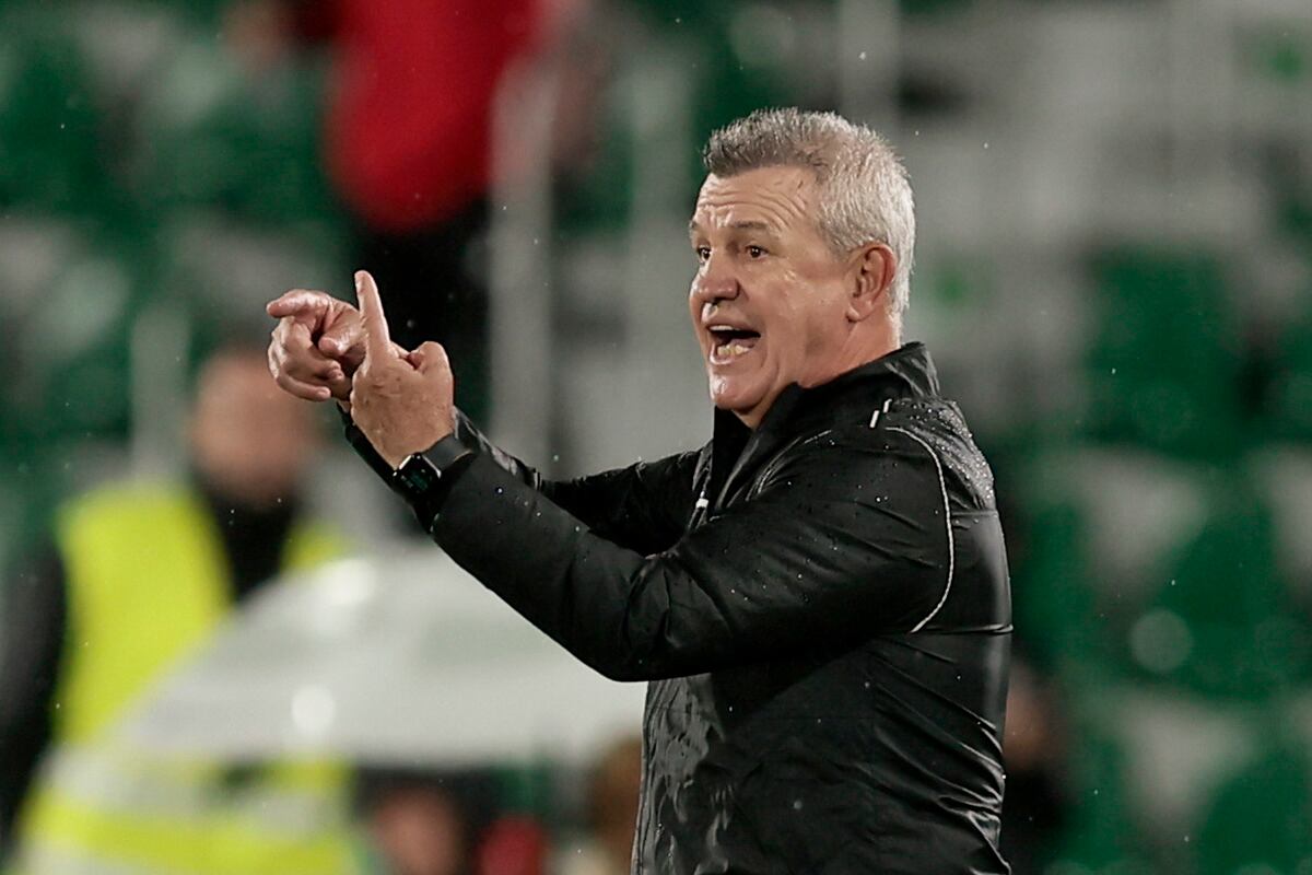 ELCHE, 10/10/2022.- El técnico mexicano del Mallorca, Javier Aguirre, durante el encuentro correspondiente a la octava jornada de primera división que disputan hoy lunes frente al Elche en el estadio Martínez Valero de la localidad ilicitana. EFE/ Biel Alino