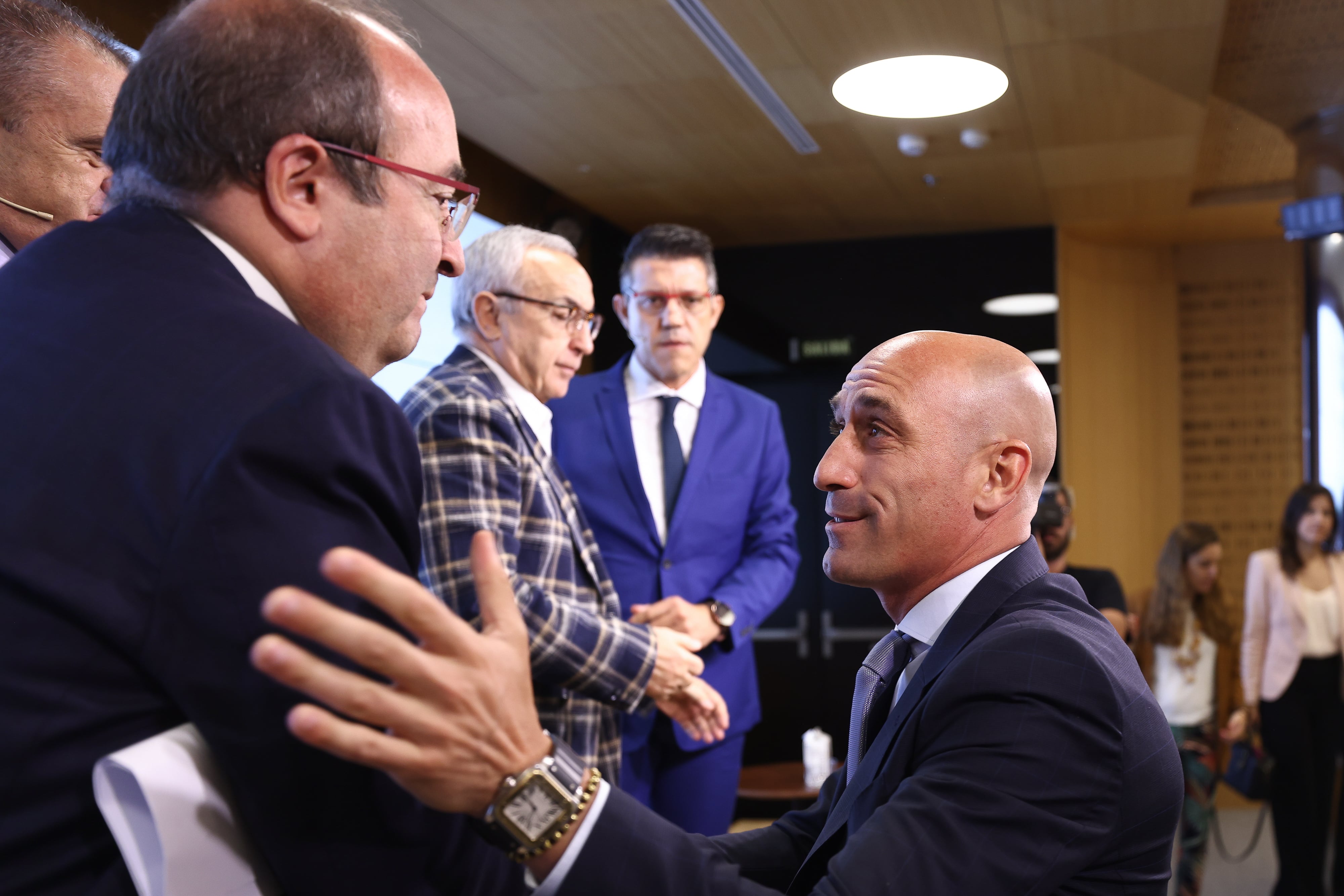 Miquel Iceta y Luis Rubiales se saludan en unos desayunos informativos de 2022