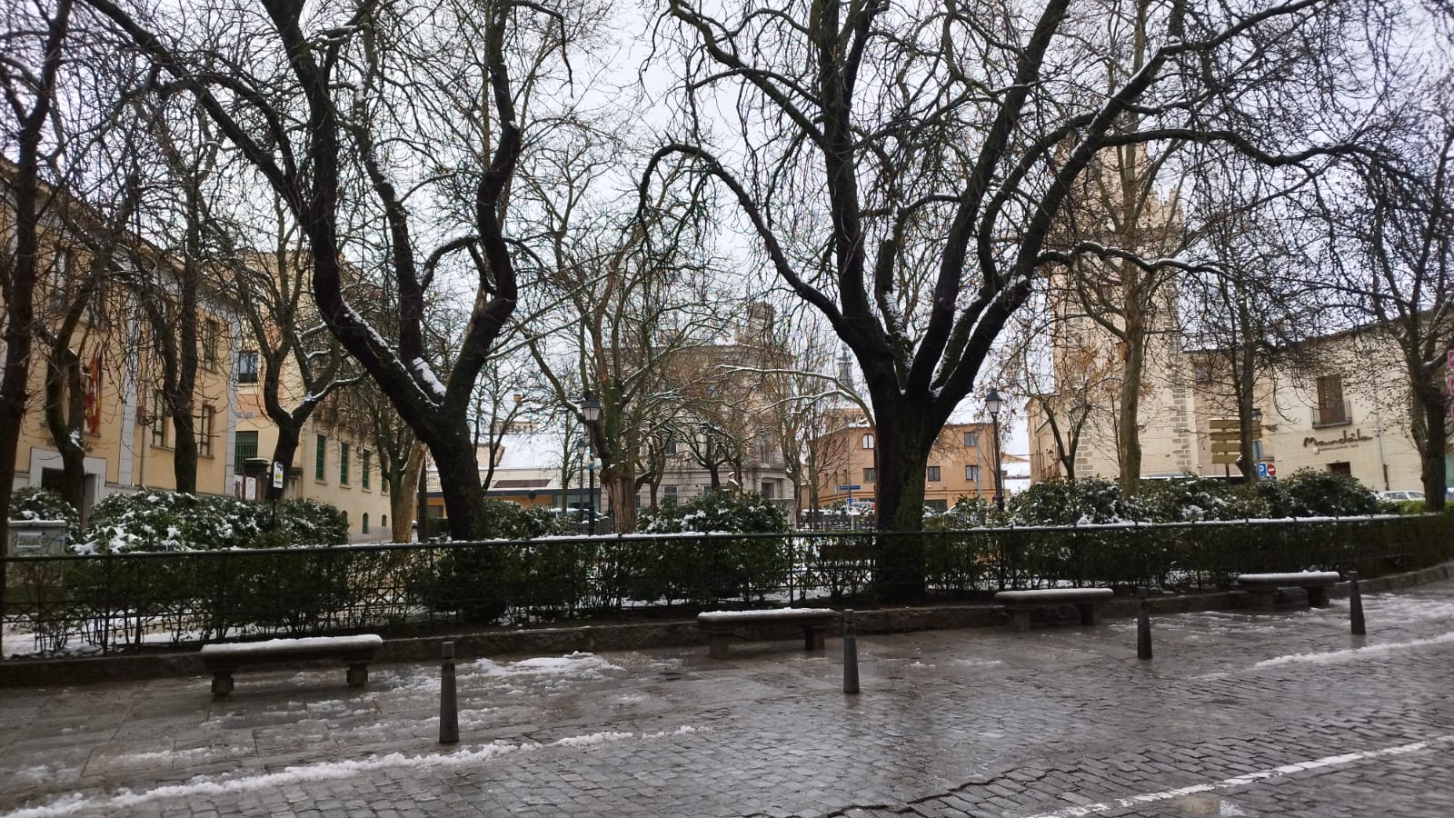 Imágenes de una de las calles de Segovia con nieve