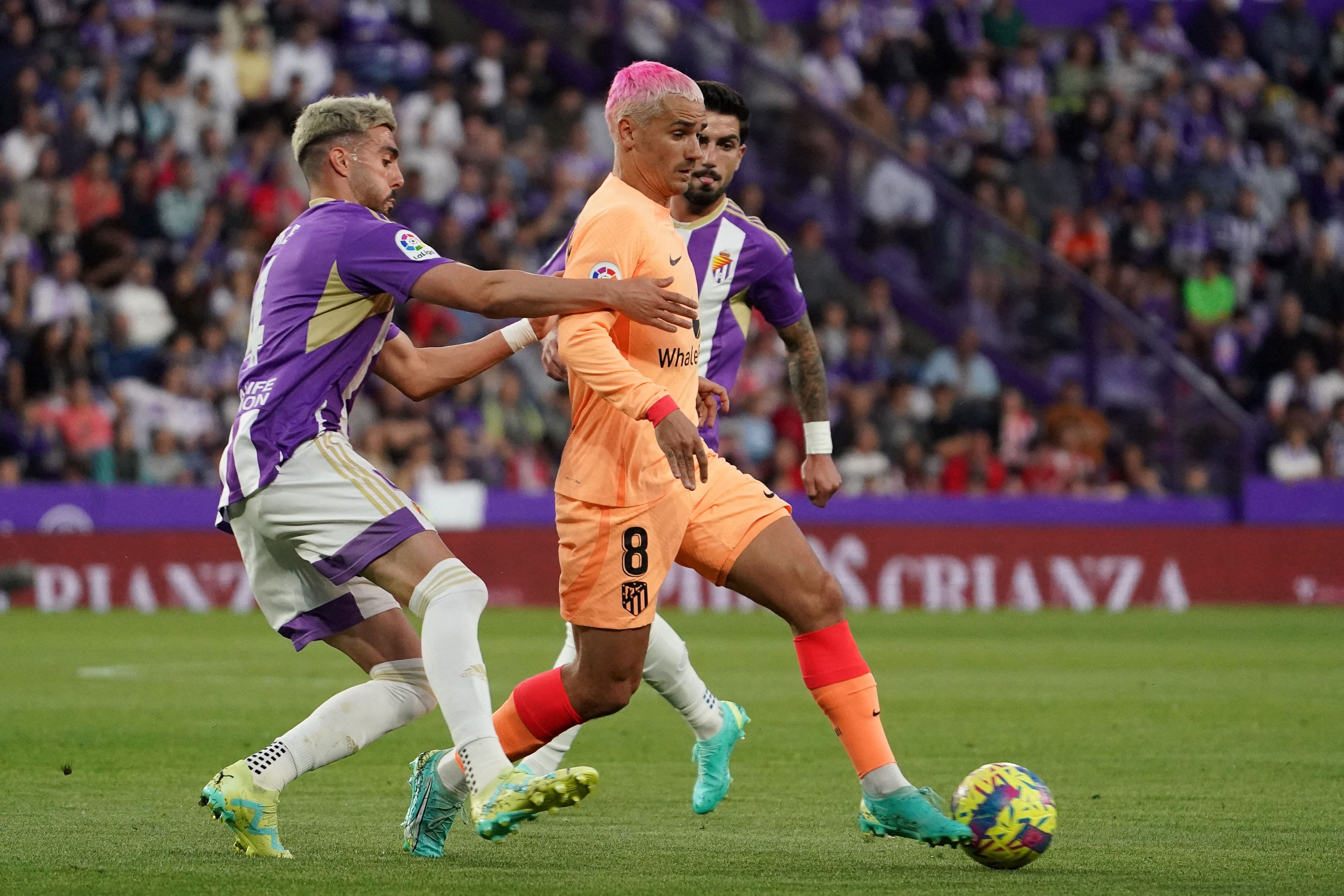 Real Valladolid's Spanish midfielder Kike Perez (L) fights for the ball with Atletico Madrid's French forward Antoine Griezmann (C) during the Spanish league football match between Real Valladolid FC and Club Atletico de Madrid at the Jose Zorilla stadium in Valladolid on April 30, 2023. (Photo by CESAR MANSO / AFP) (Photo by CESAR MANSO/AFP via Getty Images)