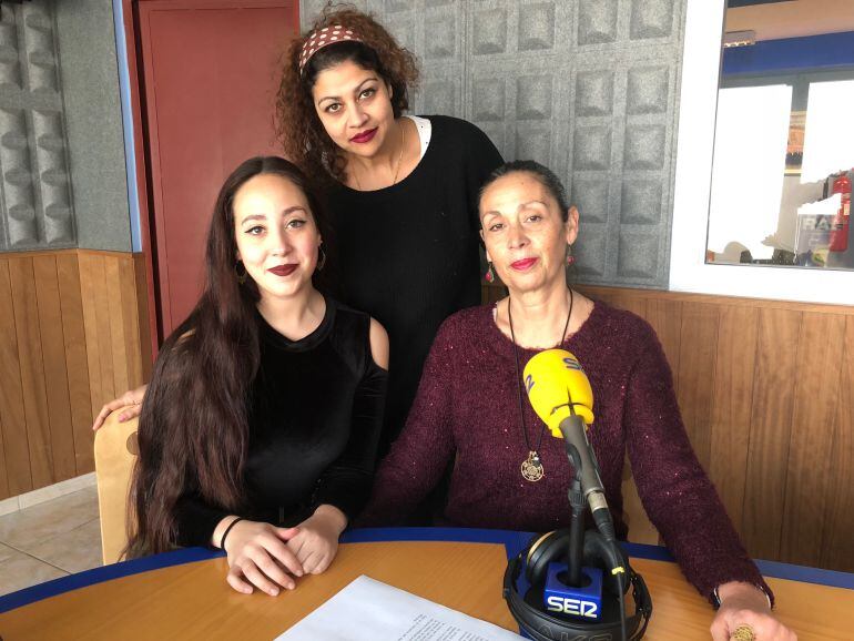 Teresa Rojas (derecha), junto a la cantaora y una de las bailaoras que actuarán este sábado