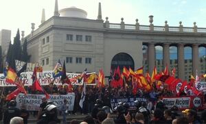 Els manifestants han exhibit símbols i banderes feixistes