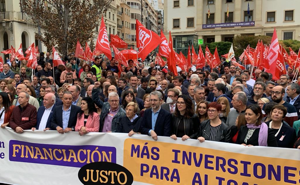 Representantes sindicales y miembros de diferentes partidos políticos en una manifestación por una &quot;financiación justa&quot;. Imagen de archivo