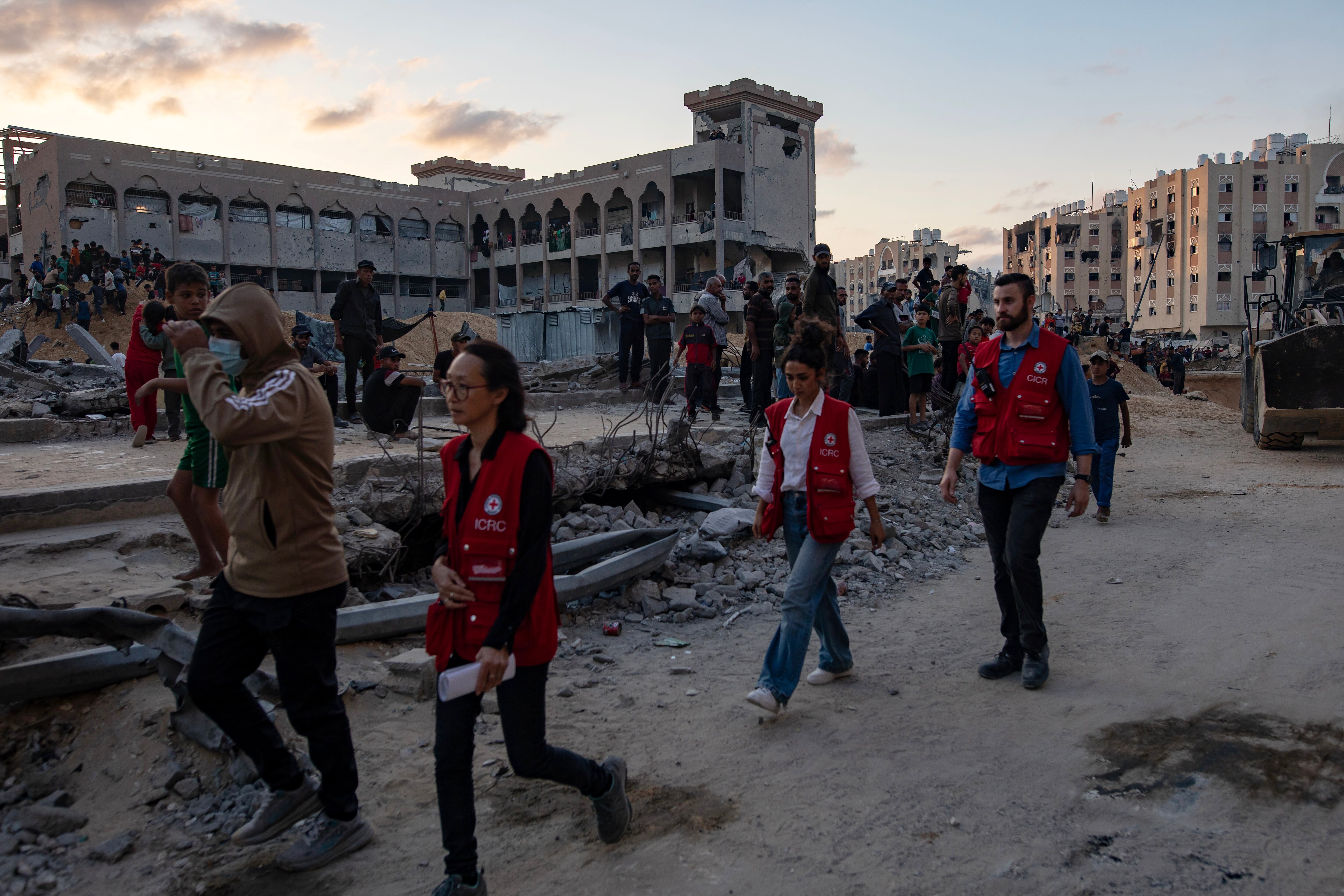 Voluntarios de la Cruz Roja inspeccionan Gaza para localizar los cuerpos de rehenes israelíes.