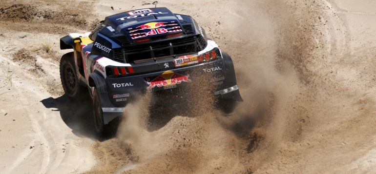 El coche de Sainz dejando atrás una duna en la undécima etapa del Dakar