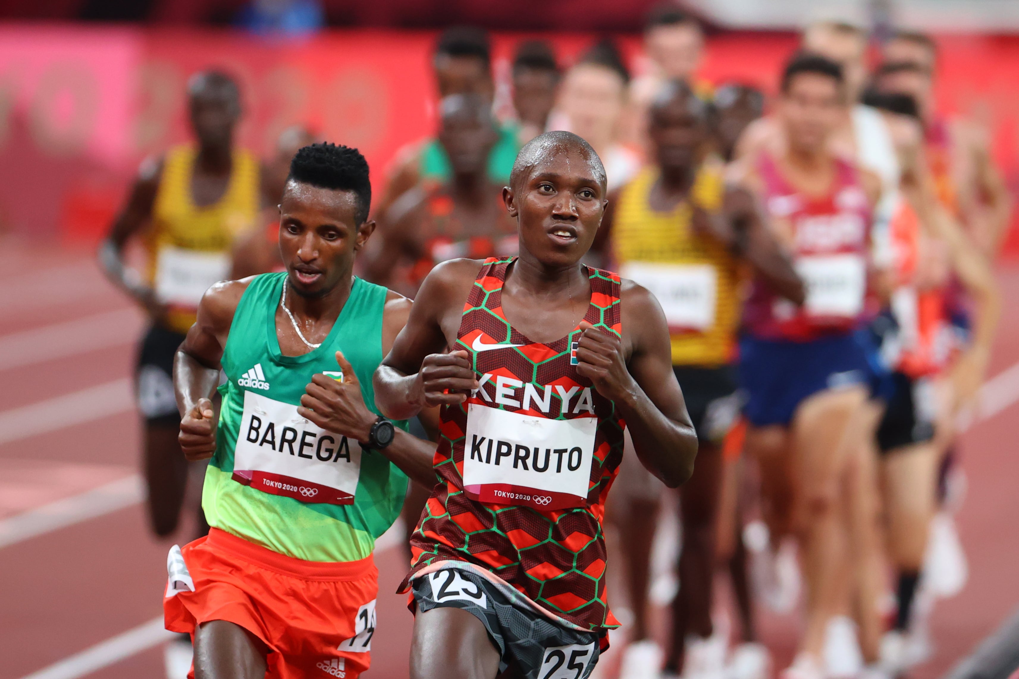 Rhonex Kipruto lidera una carrera en los Juegos Olímpicos de Tokio