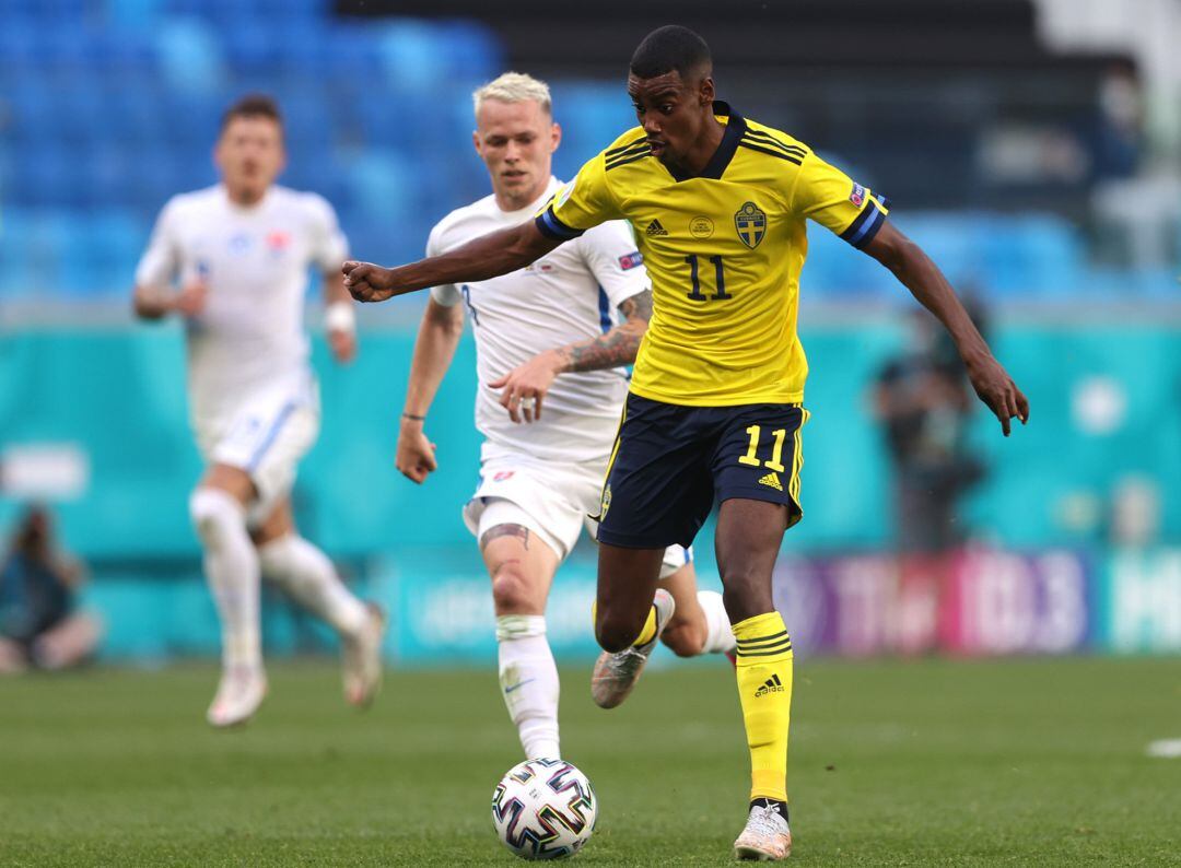 Alexander Isak corre en el partido contra Eslovaquia