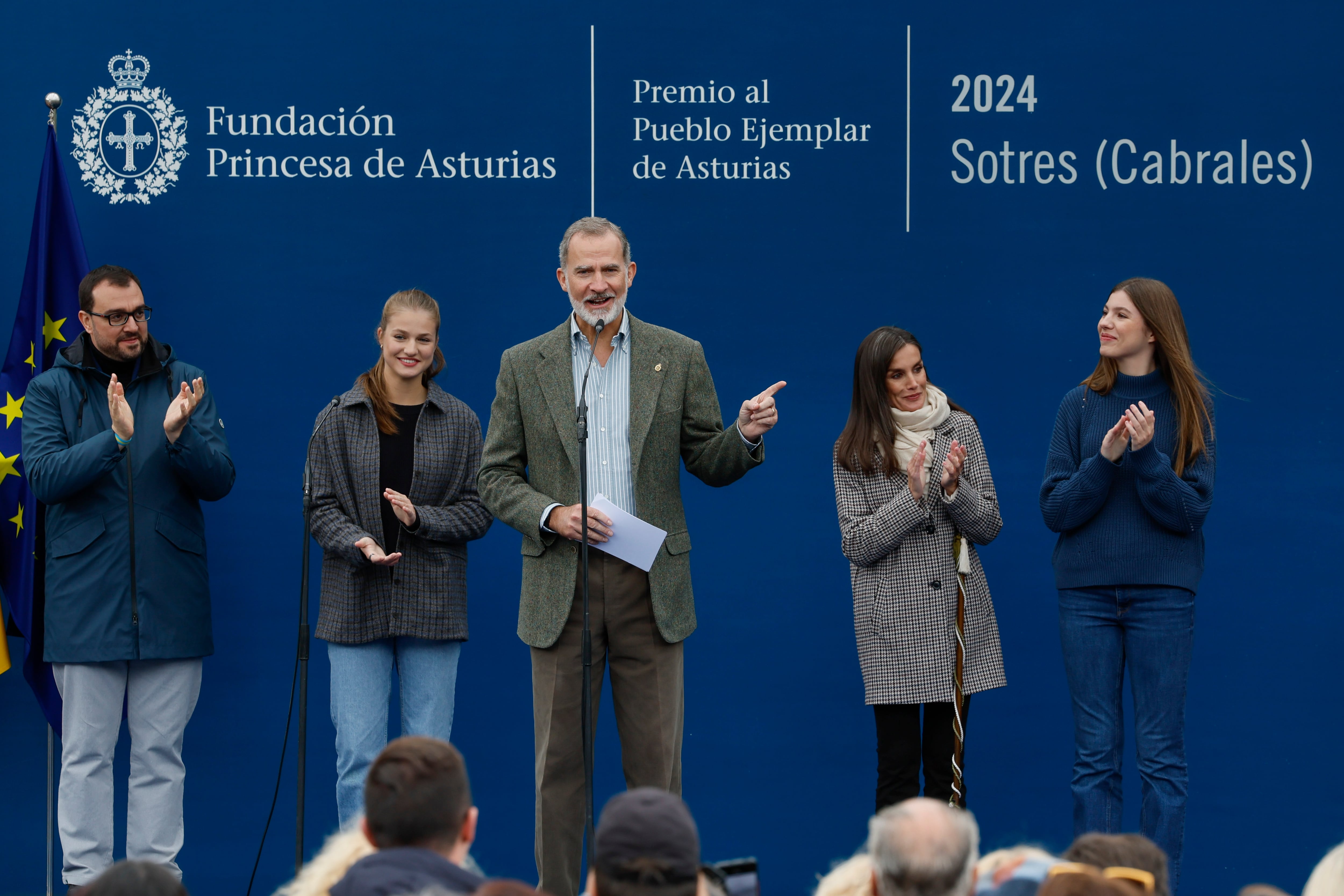 SOTRES, 26/10/2024.- El rey Felipe (c), la reina Letizia (2d) la princesa Leonor (2i) y la infanta Sofía (d) junto al presidente del Principado de Asturias, Adrián Barbón (i), durante su visita a Sotres. La Familia Real completa este sábado su agenda de actividades en Asturias con la visita a Sotres, Premio al Pueblo Ejemplar 2024, una localidad del concejo de Cabrales, situada a 1.050 metros de altitud y con 108 habitantes, a la que han llegado poco antes de la una de la tarde. EFE/ Ballesteros
