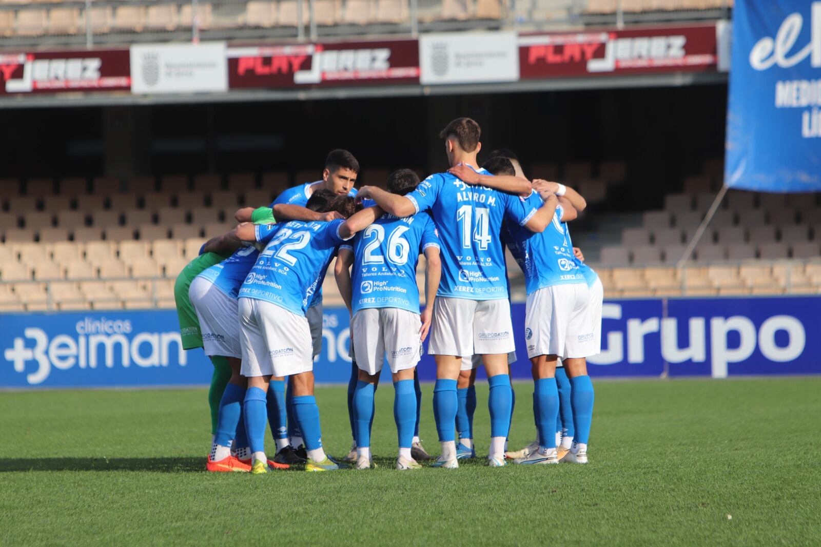 Los jugadores del  Xerez DFC se conjuran antes de comenzar el partido