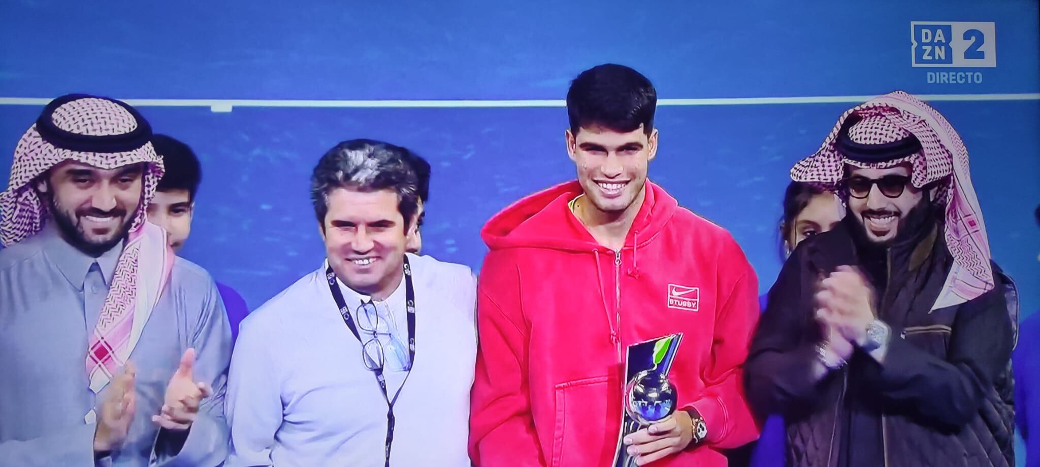 Turki entregando el trofeo a Carlos Alcaraz.