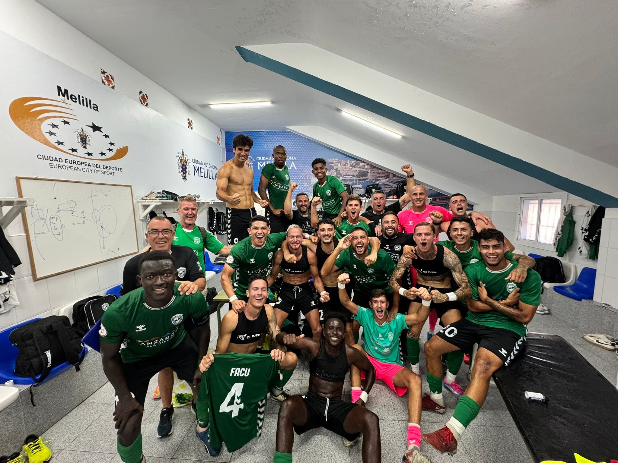 Jugadores del Unión Sur Yaiza celebrando el triunfio en Melilla.