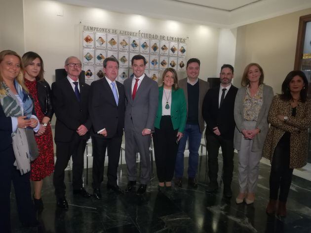 Miembros de la corporación municipal con el presidente de la Junta.