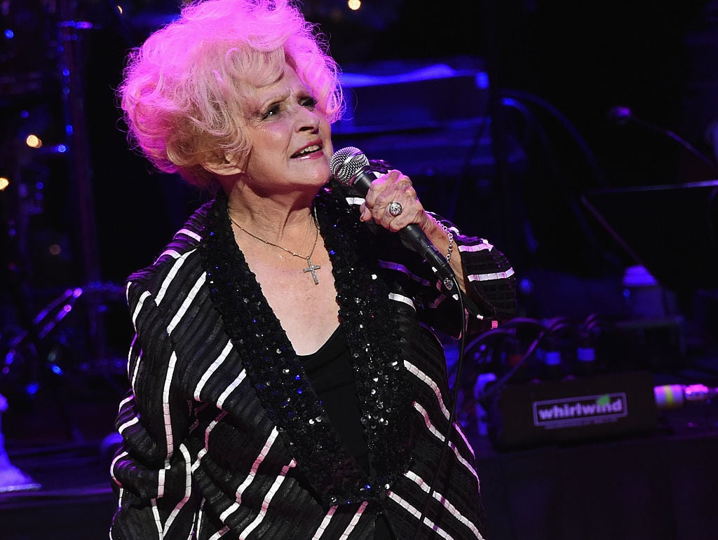 Brenda Lee, actuando en The Country Music Hall of Fame and Museum (Nashville, Tennessee), en 2015.