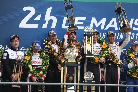 Fernando Alonso como campeón de las 24 horas de Le Mans con Toyota