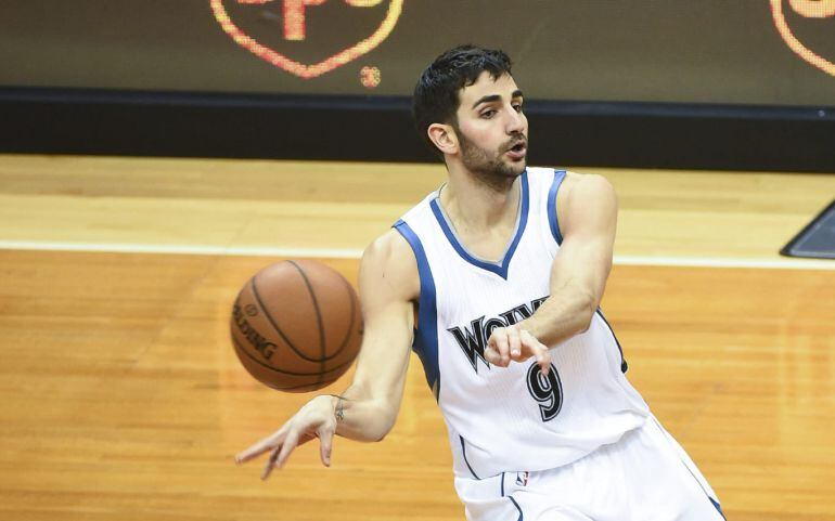 MSP09 - MINNEAPOLIS (EE.UU.), 4/2/2015.- Ricky Rubio (i) de los Minnesota Timberwolves disputa el balón contra los Miami Heat hoy, miércoles 4 de febrero de 2015, durante su partido de la NBA en el Target Center en Minneapolis, Minnesota (EE.UU.). EFE/ CR