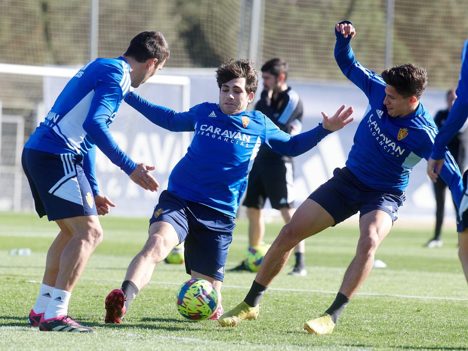 Iván Azón y Guliano disputan un balón durante un entrenamiento en una imagen que será difícil que se repita la próxima temporada