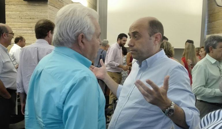 El alcalde, Gabriel Echávarri (d) coincide con Francisco Gómez en la presentación de la campaña &quot;Mediterráneo vivo&quot;