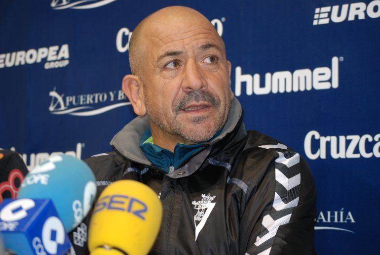 El entrenador del Cádiz en rueda de prensa.