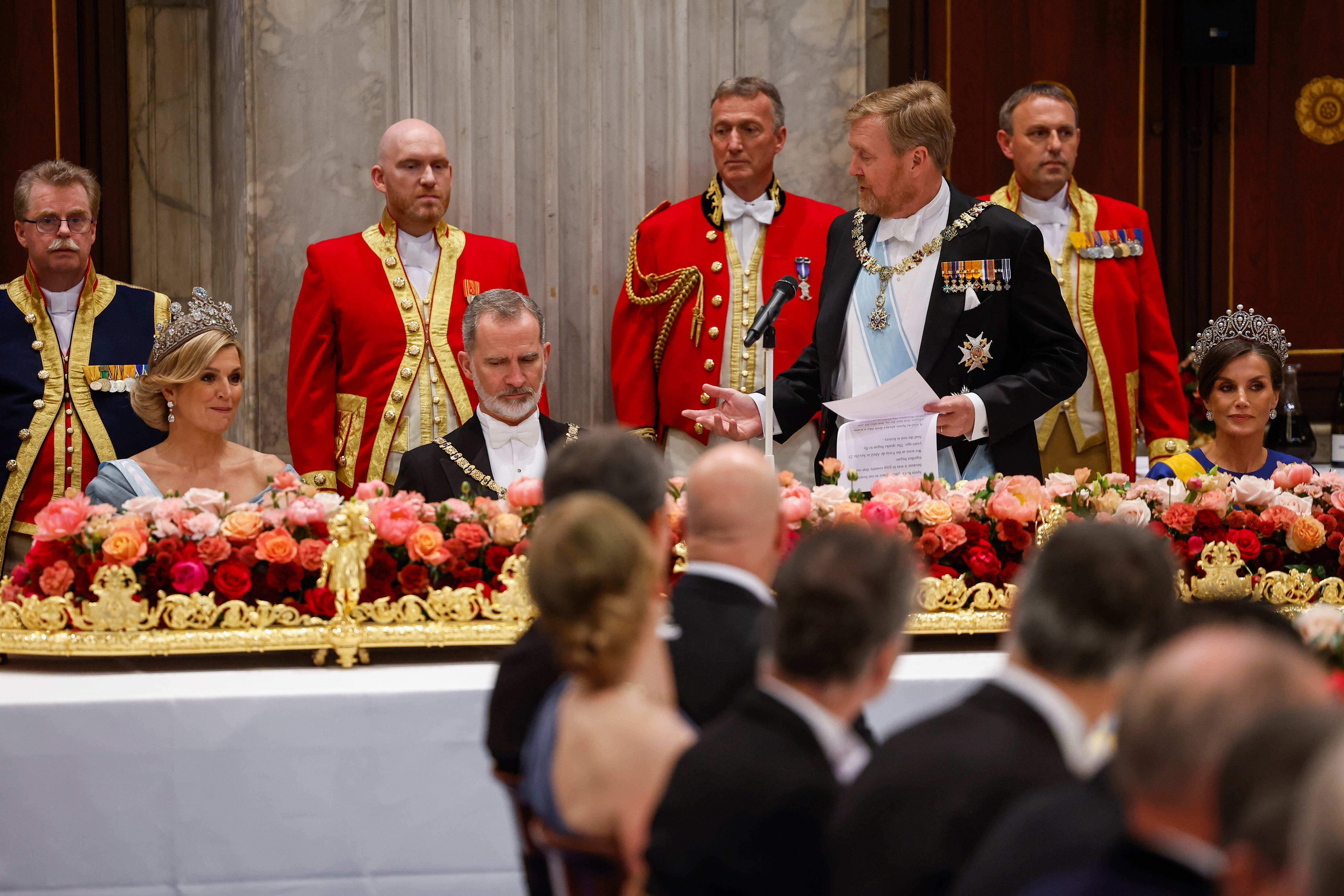 Los reyes de España, Felipe VI (2i) y Letizia (d), junto a los reyes de Países Bajos, Guillermo Alejandro (2d) y Máxima (i), durante la cena de gala con motivo de su visita de Estado al país, este miércoles en Ámsterdam (Países Bajos).