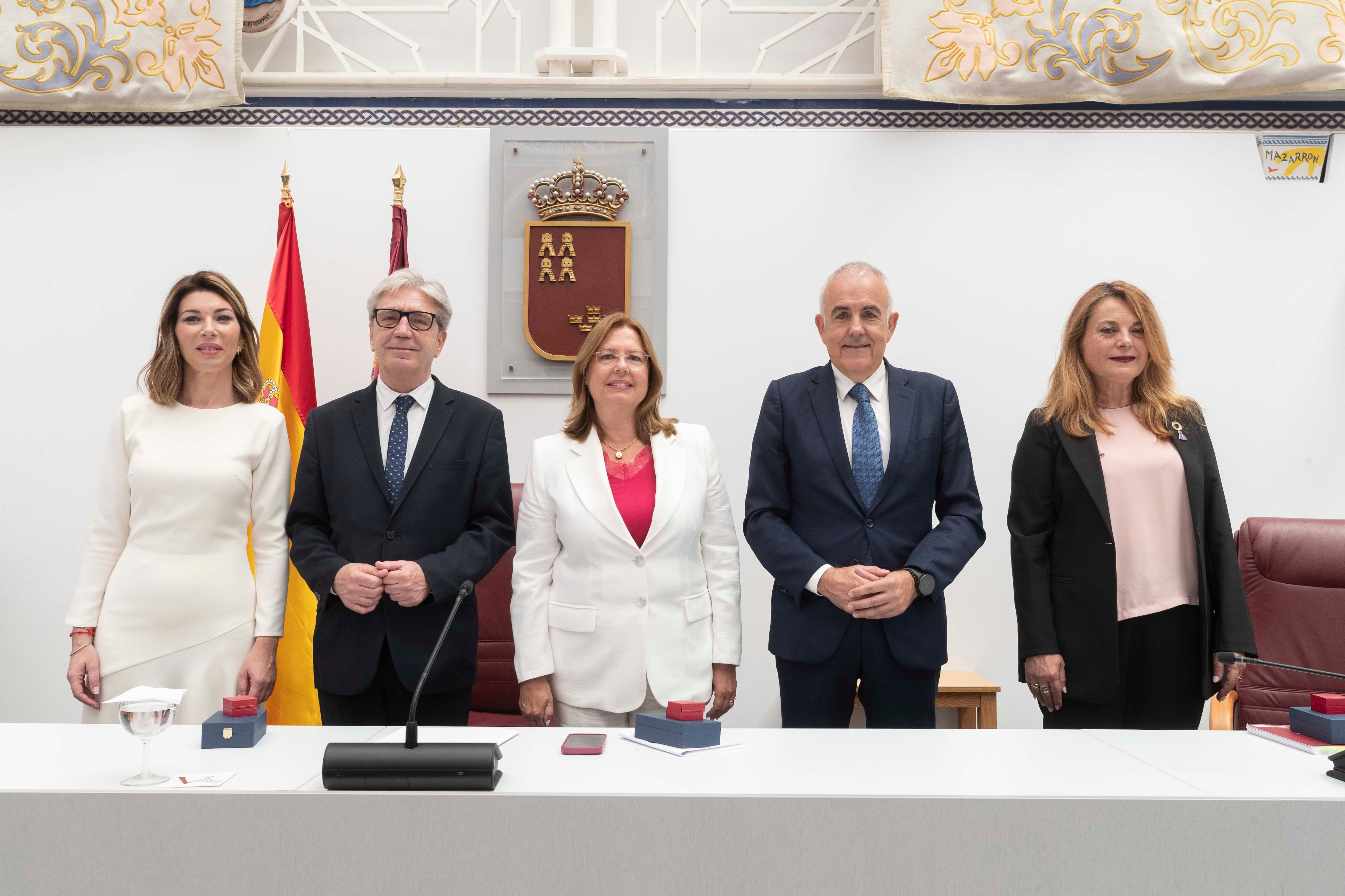 Los cinco miembros de la Mesa de la Asamblea, Visitación Martínez,  Miguel Ángel Miralles, Alfonso Martínez Baños, María del Carmen Ruiz Jódar y Virginia Lopo