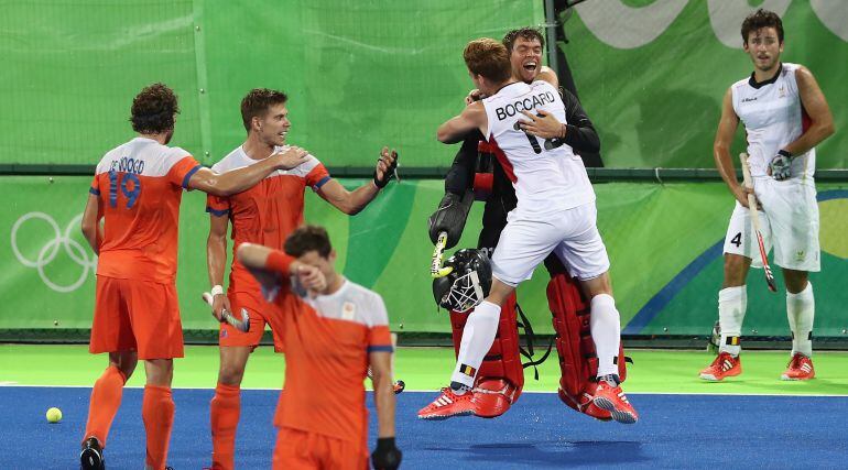 Los jugadores holandes del equipo de hockey masculino, tras caer derrotados