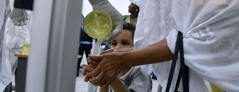 El equipo médico desinfecta a un niño en Guinea Conakry