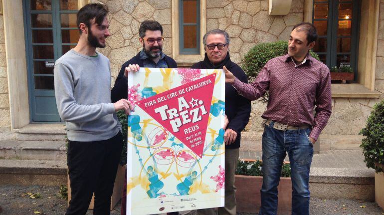 Sergi Herrera i Marc Díez, els dissenyadors del cartell, amb Jordi Gaspar, el director artístic del Trapezi i Joaquim Sorio, el regidor de cultura de Reus.
