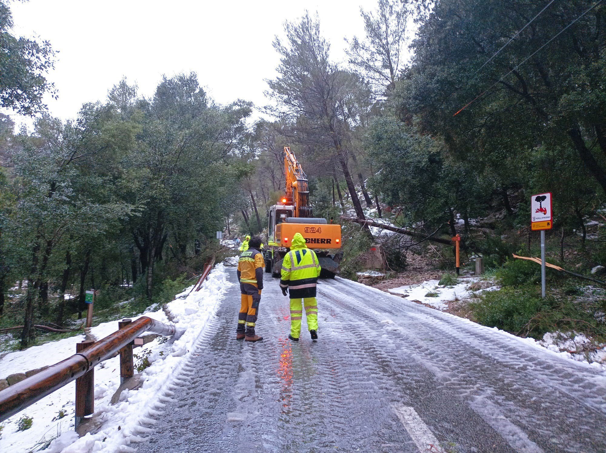 28/02/2023 Temporal.- La borrasca deja 14 carreteras cortadas en Mallorca.

El temporal suma ya 14 carreteras cortadas en Mallorca por acumulación de nieve o agua, según ha informado la Dirección Insular de Carreteras del Consell de Mallorca.

SOCIEDAD ESPAÑA EUROPA ISLAS BALEARES AUTONOMÍAS
IBANAT
